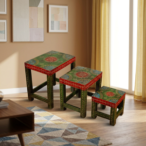 Ensemble de 3 tabourets gigognes en bois peints à la main, design traditionnel, motif vert et rouge, meubles de salon, ensemble d'ottomans faits à la main - Product Image 6