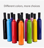 Mini parapluie à bouteille de couleur unie pour adultes, design à trois plis à la mode avec contrôle manuel de l'ouverture à la main et poignée en plastique