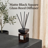 Diffuseur de parfum en verre carré artisanal exquis pour une vie confortable et douillette, idéal pour la table ou la vitrine de magasin