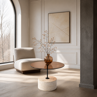 Table basse de salon moderne et minimaliste, plateau en verre pêche luxueux, piétement en pierre de travertin beige naturel