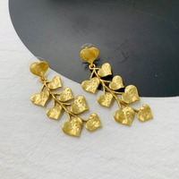 Pendientes de Plata con Baño de Oro, Diseño de Hoja y Flor, con Forma de Corazón de Durazno