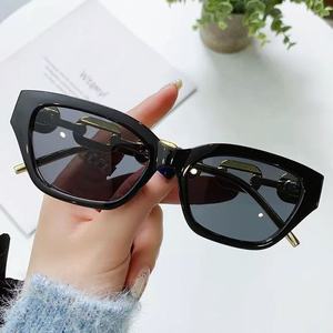 Lunettes de soleil œil-de-chat An's, monture noire, verres gris, protection UV375, branches à chaîne, style unisexe - Product Image 4