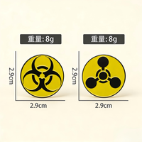 Broche en alliage de zinc électroplaqué avec emblème de danger biologique, logo de danger toxique personnalisé et peint, avec fermoir papillon