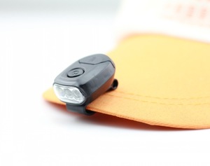 Mini Lampada LED a Clip per Cappello con Impermeabilità IP55 e 2 Batterie CR2032 per Pesca, Campeggio e Caccia, Attività all'Aperto - Product Image 3