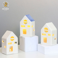 Village d'hiver de Noël, petites maisons en porcelaine blanche exquises avec éclairage LED