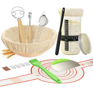 Kit de démarrage de levain avec pots, paniers en rotin d'Indonésie, racloir en métal et plastique, lame à grigner le pain, panier de levage pour levain - Product Image 1