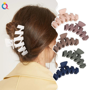 En stock plusieurs couleurs en plastique PC grande <span class=keywords><strong>pince</strong></span> à cheveux pas cher <span class=keywords><strong>crabe</strong></span> <span class=keywords><strong>prix</strong></span> accessoires en gros pour jeunes femmes cheveux gril - Product Image 1