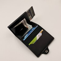 Dompet Kartu Minimalis Otomatis Anti-RFID dengan Penutup Snap, Penggunaan Bebas Tangan yang Praktis, Lapisan Aluminium Alloy