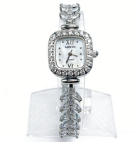 Montre-bracelet à quartz intemporelle tendance 2025 avec cadran en nacre blanc perle, accents de zircon taille marquise transparente et cristaux pavés