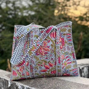 Bolso tote acolchado de algodón con estampado floral, hecho a mano, para viajes, compras, bolso de hombro para mujer - Product Image 1