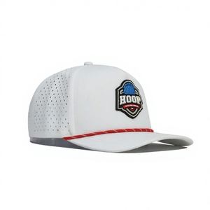 Casquette de golf blanche à 5 panneaux avec patch en caoutchouc et cordon rouge - Product Image 2
