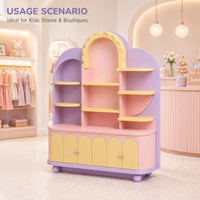 Vitrine de présentation en forme d'arche de couleur pastel avec étagères décoratives et rangement intégré pour boutique