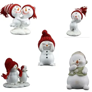 Jiayi Custom Resin OEM Kunst Figur Schneemann Figur Red Hat für Weihnachts geschenke