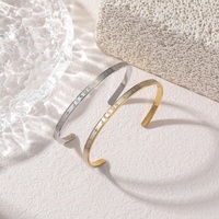 Bracelets Joncs Classiques Mode en Acier Inoxydable Plaqués Or 18 Carats PVD Étanche, Thème Religieux Croix Chrétienne de Jésus