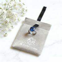 Pochette grise en faux daim pour bijoux avec rabat et nœud en ruban