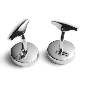 Mancuernillas de Alta Calidad con Diseño Redondo y Logotipo Dorado para Negocios - Product Image 6