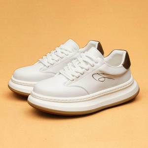 รองเท้ากีฬาผู้ชายหนังแท้สีขาวพื้นหนาแบบผูกเชือก รุ่นใหม่ปี 2025 พื้นยางกันกระแทก สไตล์ลำลองสำหรับธุรกิจ - Product Image 1