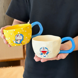แก้วเซรามิกโดราเอมอน ลายจุดสีเหลือง พร้อมหูจับสีน้ำเงิน สำหรับใช้ในบ้านและสำนักงาน - Product Image 3
