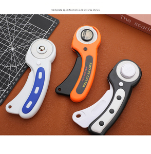 <span class=keywords><strong>Cutter</strong></span> rotatif multicolore <span class=keywords><strong>premium</strong></span> 45 mm, conception sécurisée, poignée ergonomique en plastique, lame en acier, outil de découpe DIY pour la couture - Product Image 4