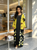 Robe longue Kaftan africaine en gros pour femme, avec perles dorées, bande centrale, panneau avant noir, motif abstrait supérieur, motif rond inférieur et écharpe