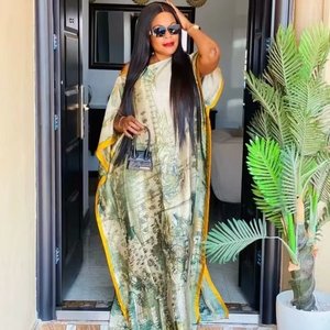 เดรสแฟชั่นขายดี ชุดเดรสยาวพิมพ์ลายแอฟริกันผ้าซาติน พร้อมผ้าคลุมไหล่ ไซส์พลัส ชุดเดรสแอฟริกันแบบคาฟตัน - Product Image 1