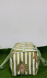 Esta elegante bolsa de lona presenta un diseño tropical refrescante con rayas verticales verdes y blancas que le dan un aspecto moderno. - Product Image 6