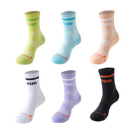Alphabet Retro Basketball Chaussettes de sport High Top avec serviette épaissie Chaussettes tendance haute visibilité