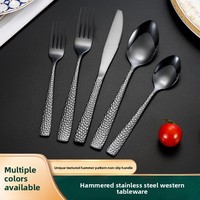 OEM/ODM pour la vaisselle : Ensemble de 5 pièces de couverts à manche martelé effet peau de serpent, couteau à steak, fourchette et cuillère de style occidental créatif, luxe léger, finition dorée polie, style rétro