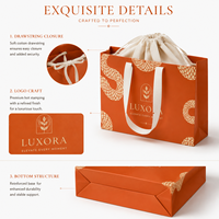 Sac cadeau en papier d'art couché blanc brillant, fabriqué sur mesure, impression feuille d'or, style minimaliste de luxe pour la marque de vêtements et de mode