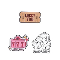 Broche en émail vintage motif dessin animé numéro porte-bonheur 777, dés et billet 777, design 'Lucky Girl', badge de revers pour vêtements, bijoux de mode, cadeaux