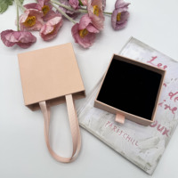 Boîte à bijoux en papier personnalisée Shengcan à faible MOQ avec logo, poignée en ruban et insert en mousse pour emballage cadeau