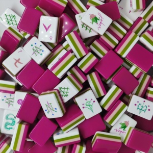 Juego de Mahjong Americano de Acrílico de 4 Capas Pintado a Mano y Profundamente Grabado Yu Bai, con Tapete de 1-1/4" en Colores Limón, Chifón, Cuarzo Rosa y Trellis - Product Image 1