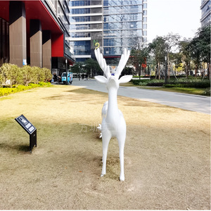 Sculpture de cerf en fibre de verre pour décoration extérieure de jardin, résistante aux intempéries, statue animale moderne, ornement paysager autoportant - Product Image 1