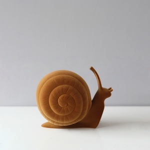 Statue d'escargot en résine de style nordique Evelyn, figurine animale pour la décoration d'appoint de la maison, du salon ou de la bibliothèque - Product Image 2