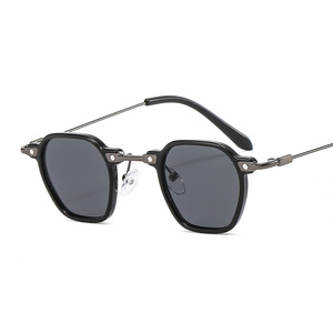 Occhiali da Sole Hip Pop Personalizzati 2024, Nuovi Modelli Quadrati Punk alla Moda con Montature in Metallo e Plastica Gialle, Viola e <span class=keywords><strong>Blu</strong></span> per Uomo e Donna - Product Image 2