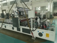 Machine de laminage à chaud WPC avec colle PUR, moteur et entraînement, facile à utiliser, largeur de 1300 mm pour une polyvalence maximale