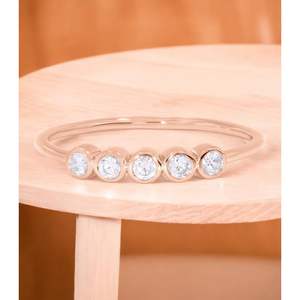 Bague empilable en or massif KEEVA JEWELS à 5 pierres avec diamant rond de laboratoire de 0,17 ct FG VS serti clos - Product Image 6