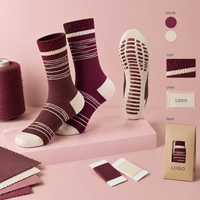 Chaussettes de sport en polyester recyclé bordeaux crème avec élasthanne et fibres écologiques, tricotées avec soin, talon et bout renforcés