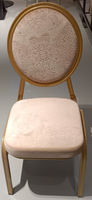 Chaise de restaurant moderne en velours rose avec structure en métal doré et assise rembourrée pour usage commercial