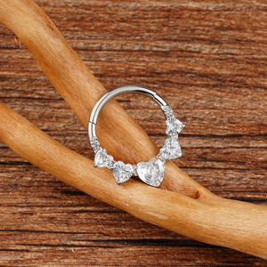 Piercing a Cerchio Segmentato Clicker con Cerniera a Cuore in Titanio ASTM F136 da 16G con Zirconi Cubici di Right Grand per Daith, Setto e Naso - Product Image 4