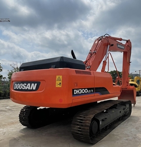 รถขุดไฮดรอลิก Doosan DH300LC-7 ขนาด 30 ตัน เครื่องยนต์มือสอง พร้อมบุ้งขุด พร้อมใช้งาน - Product Image 1