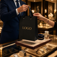 Sacs cadeaux personnalisés de luxe écologiques et durables avec logo en feuille d'or, poignée en ruban de soie, sacs en carton noir mat de qualité supérieure pour bijoux