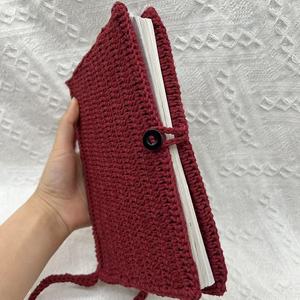 Funda de <span class=keywords><strong>libro</strong></span> de Material de algodón de ganchillo a mano con logotipo personalizado, funda de <span class=keywords><strong>libro</strong></span> de <span class=keywords><strong>Amigurumi</strong></span> de Color rojo encantador - Product Image 3