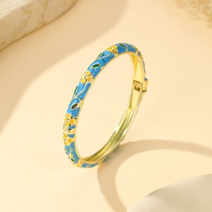 NUEVA Pulsera de dijes apilables para mujer, estilo vintage, chapada en oro sobre latón, con diseño de pétalo de esmalte líquido de color fresco y dulce - Product Image 4