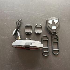 Feux arrière de vélo à clignotants à distance, recharge USB, klaxon d'avertissement, feux de signalisation gauche et droite pour la conduite nocturne - Vente en gros - Product Image 6