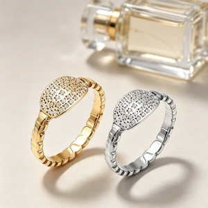 Bague Classique Populaire et Élégante pour Femme, Ovale Courbe, Entièrement Pavée de Cristaux, avec Bande à Maillons de Chaîne Distinctifs - Product Image 4