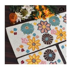 Chemin de table en perles fait main par un designer avec des motifs détaillés pour la table à manger, décoration d'intérieur de luxe, accent pour un style moderne - Product Image 1