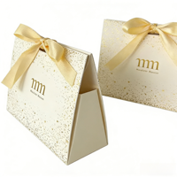 Boîte cadeau triangulaire pliable en carton recyclé avec accents en feuille d'or, écologique, personnalisable pour bijoux de luxe