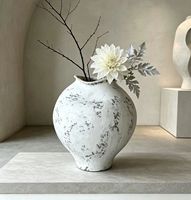 Vase en céramique blanc gris moucheté Wabi Sabi, vase irrégulier à bouche ondulée, poterie brute en forme de globe pour la décoration de la maison, de l'hôtel ou de la table.