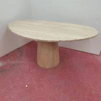 Table basse ovale moderne personnalisable en travertin avec bords naturels Base ronde conique convertible pour meubles de maison ou d'hôtel